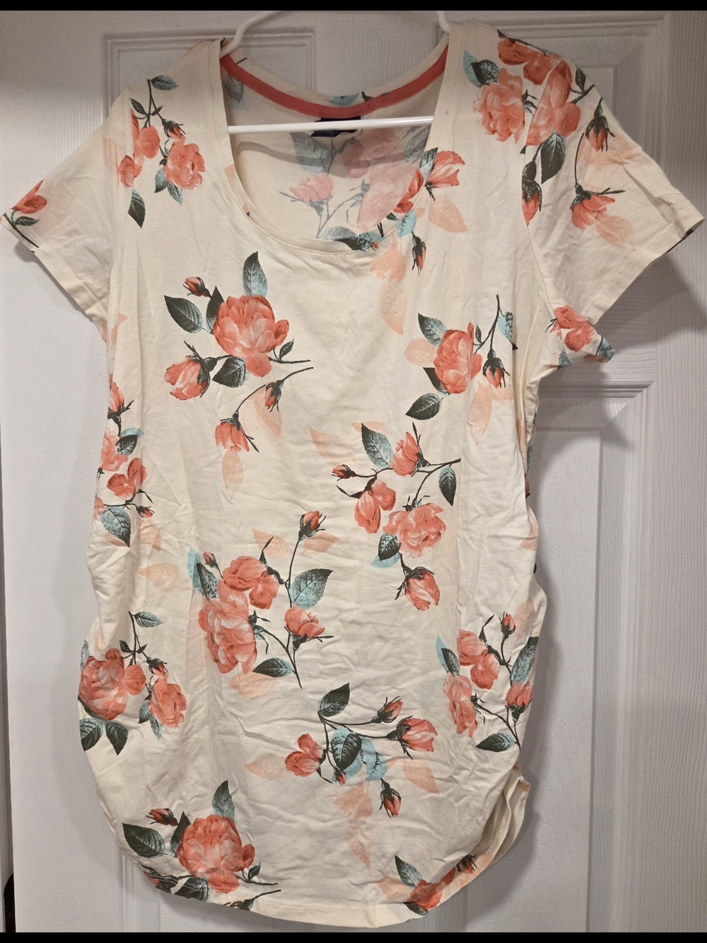Motherhood Oh Baby Womenโs Cream Floral Scoop Neck Top - Coral Rose Print